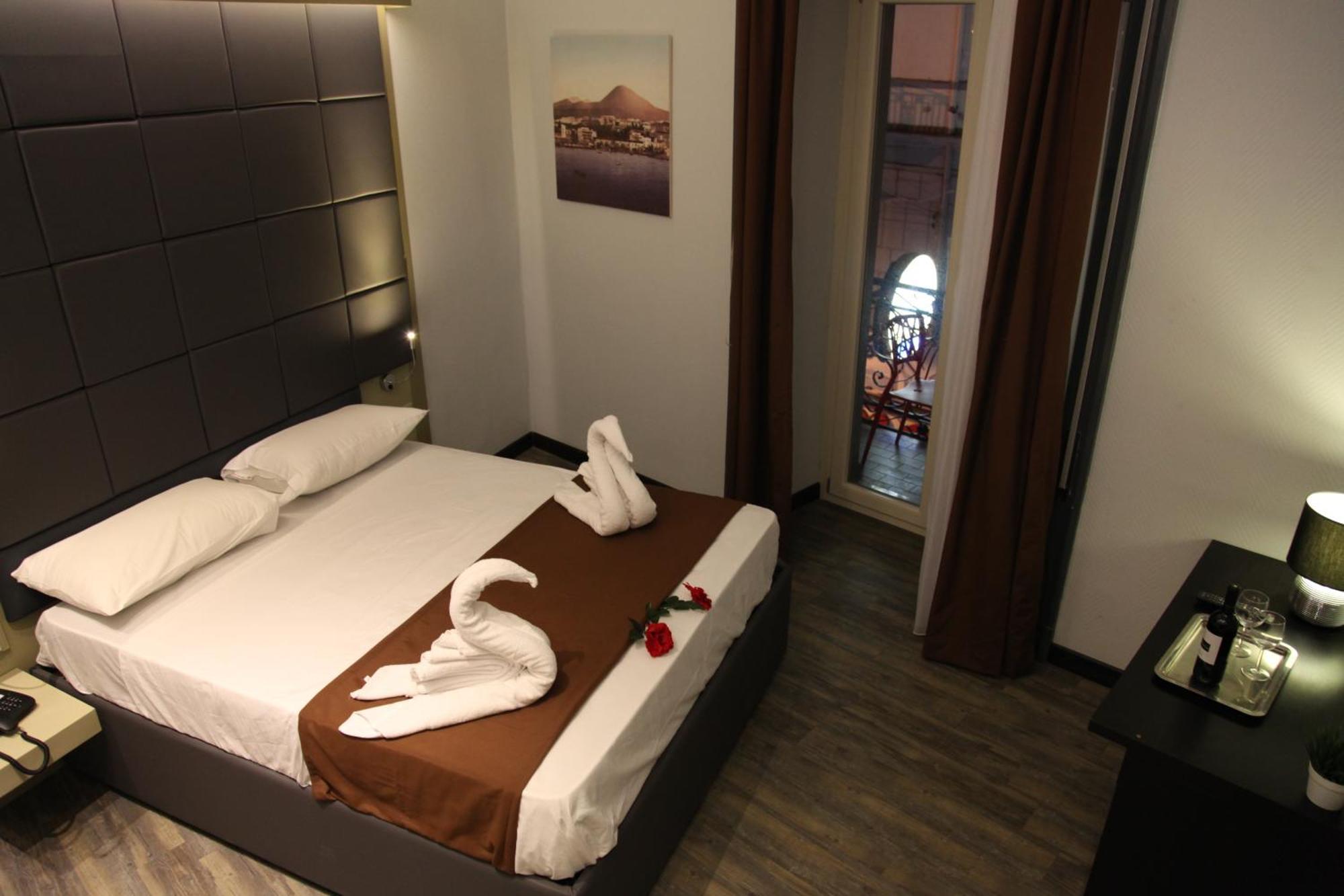 Dolce Vita Rooms Napoli Esterno foto