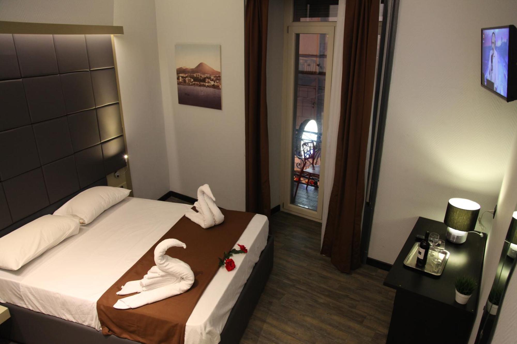 Dolce Vita Rooms Napoli Esterno foto