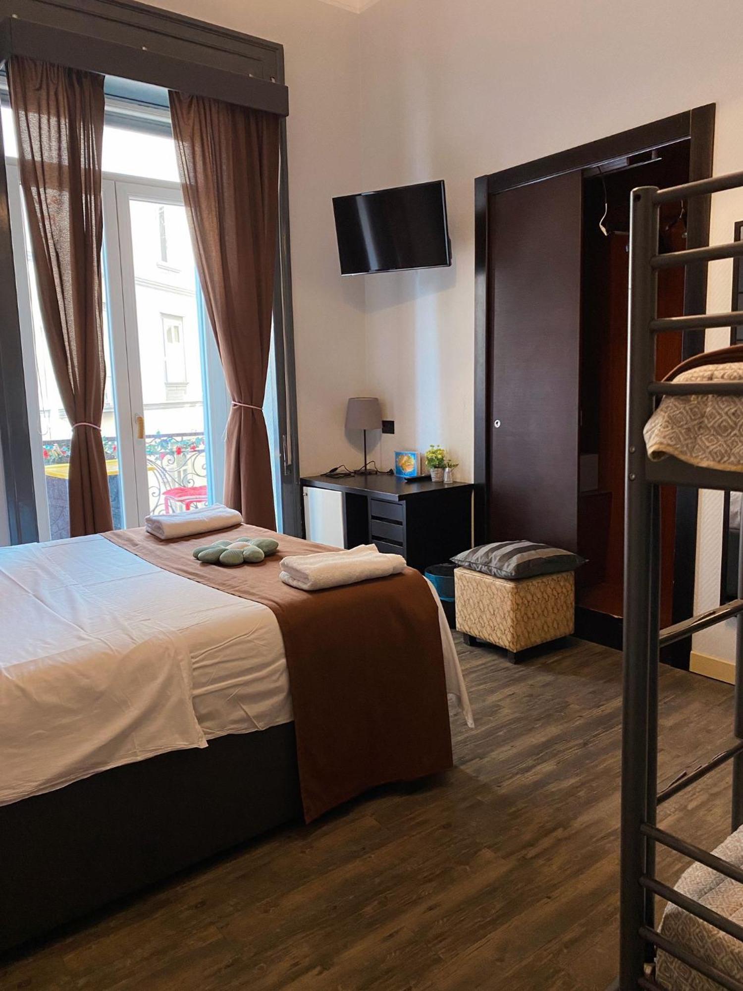 Dolce Vita Rooms Napoli Esterno foto